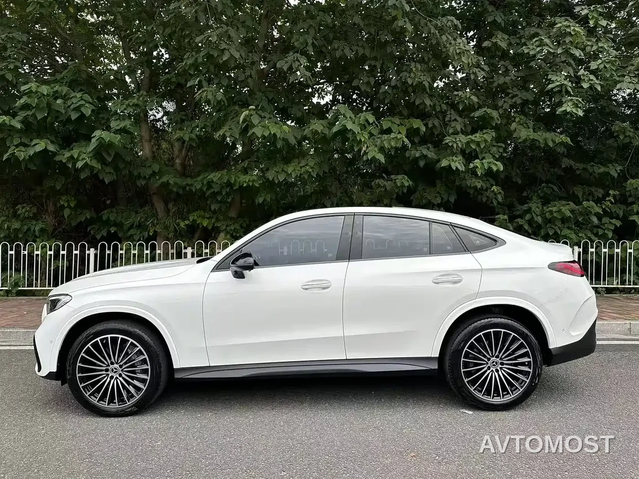 Mercedes-Benz GLC Coupe 2024 Model GLC 300 4MATIC Coupe SUV — фото 6
