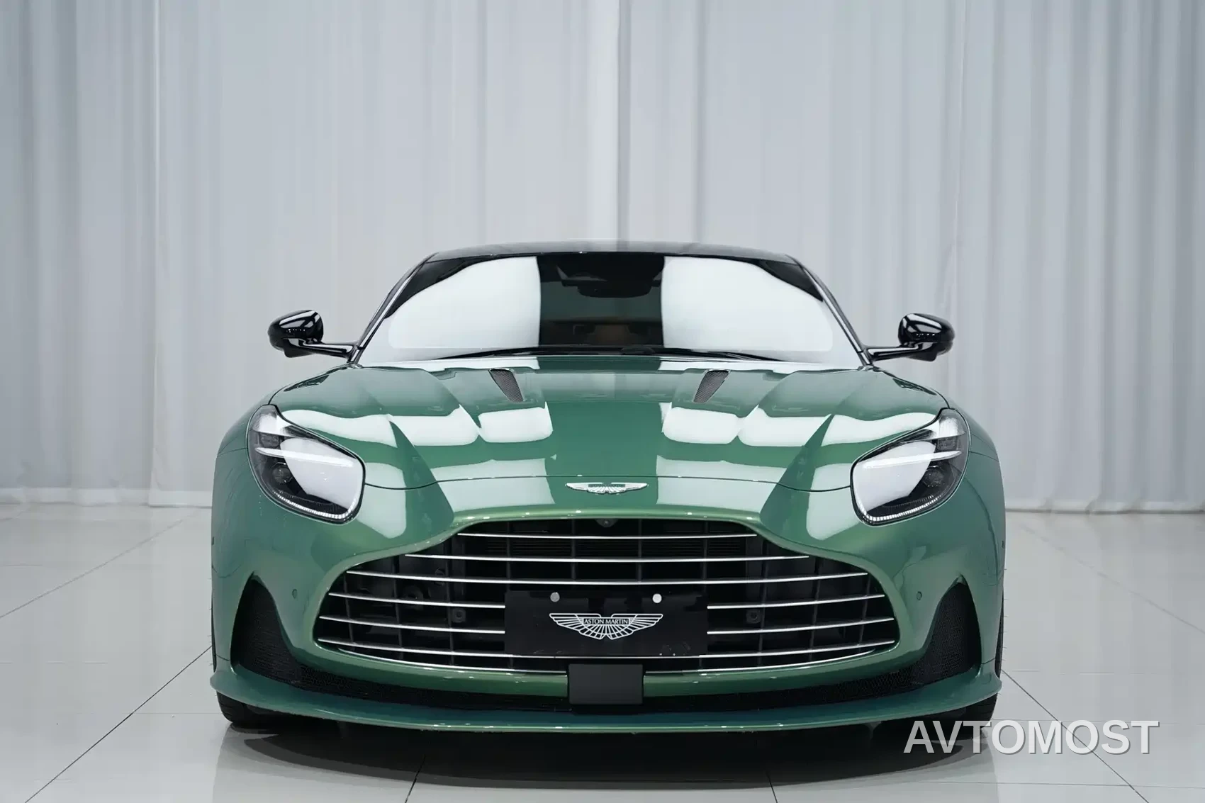 Aston Martin DB12 2025 4.0T V8 Coupe — фото 2