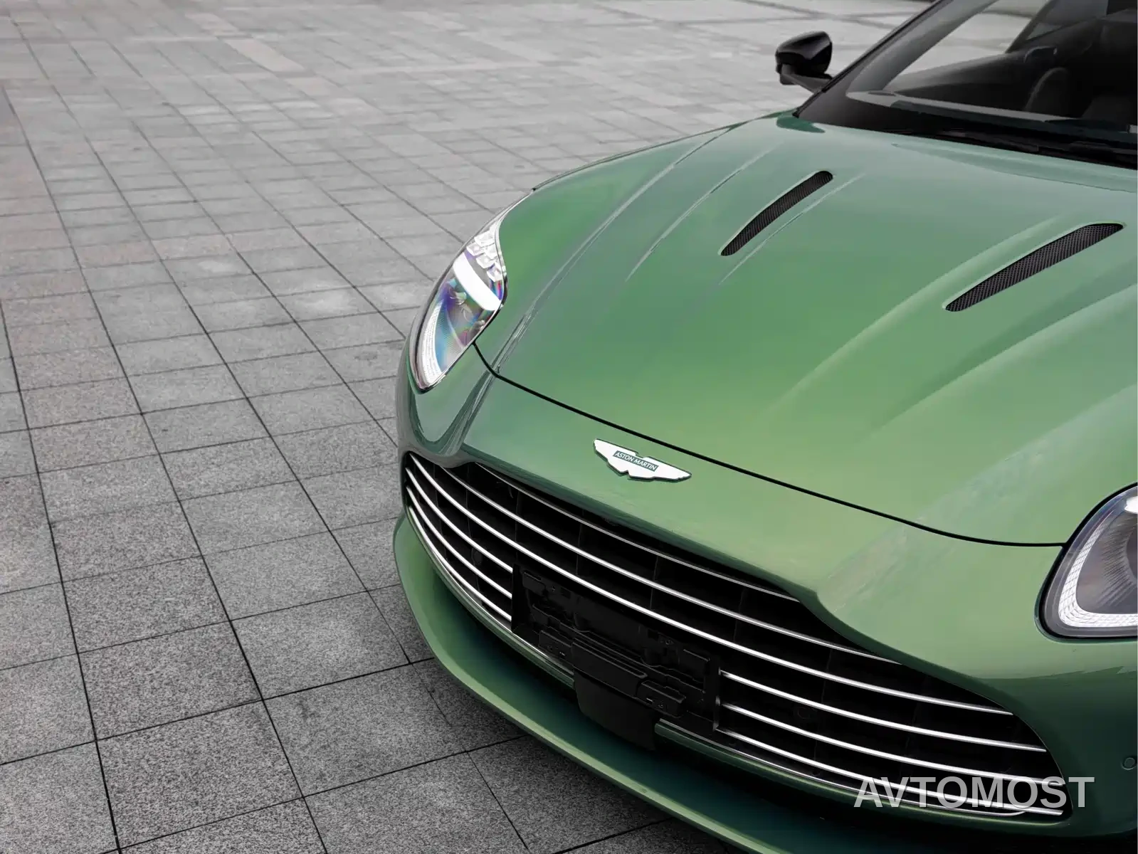 Aston Martin DB12 2025 4.0T V8 Coupe — фото 7
