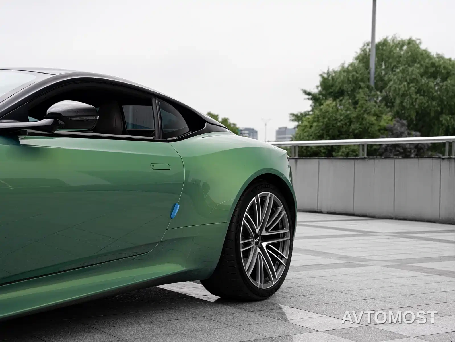 Aston Martin DB12 2025 4.0T V8 Coupe — фото 8
