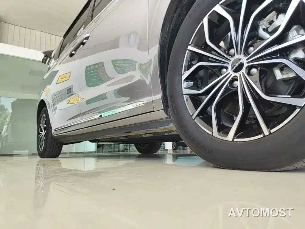 Roewe iMAX8 EV 2025 Model 1.5T DMH Land Premium Edition — фото 18