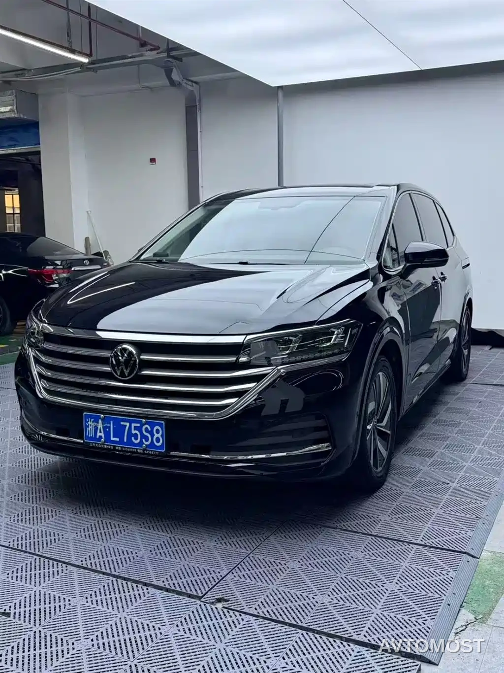 Volkswagen Viloran 2020 330TSI Luxury Edition — фото 1