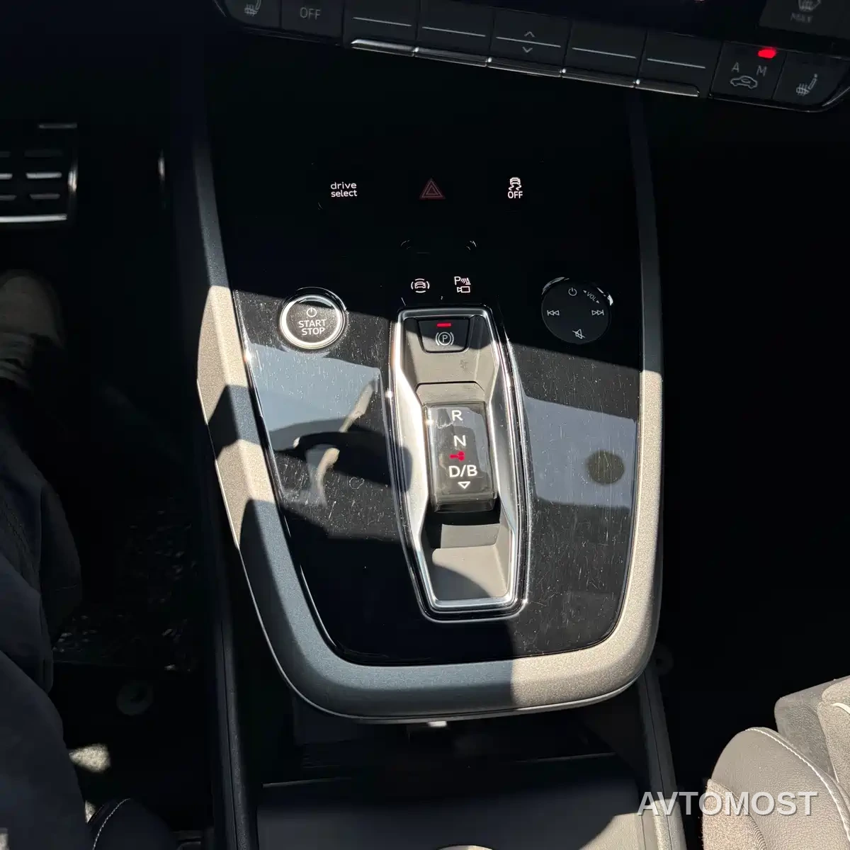 Audi Q5 e-tron 2022 40 e-tron Starlight Mech Suit — фото 23