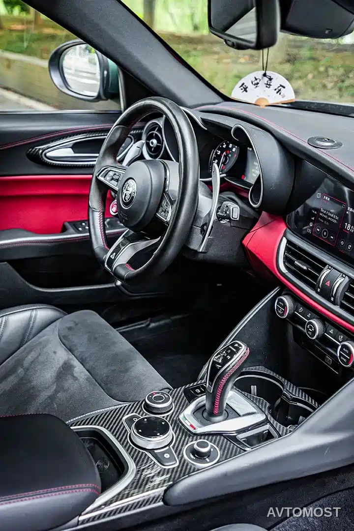 Alfa Romeo Giulia 2020 2.9T 510HP Quadrifoglio Edition — фото 12