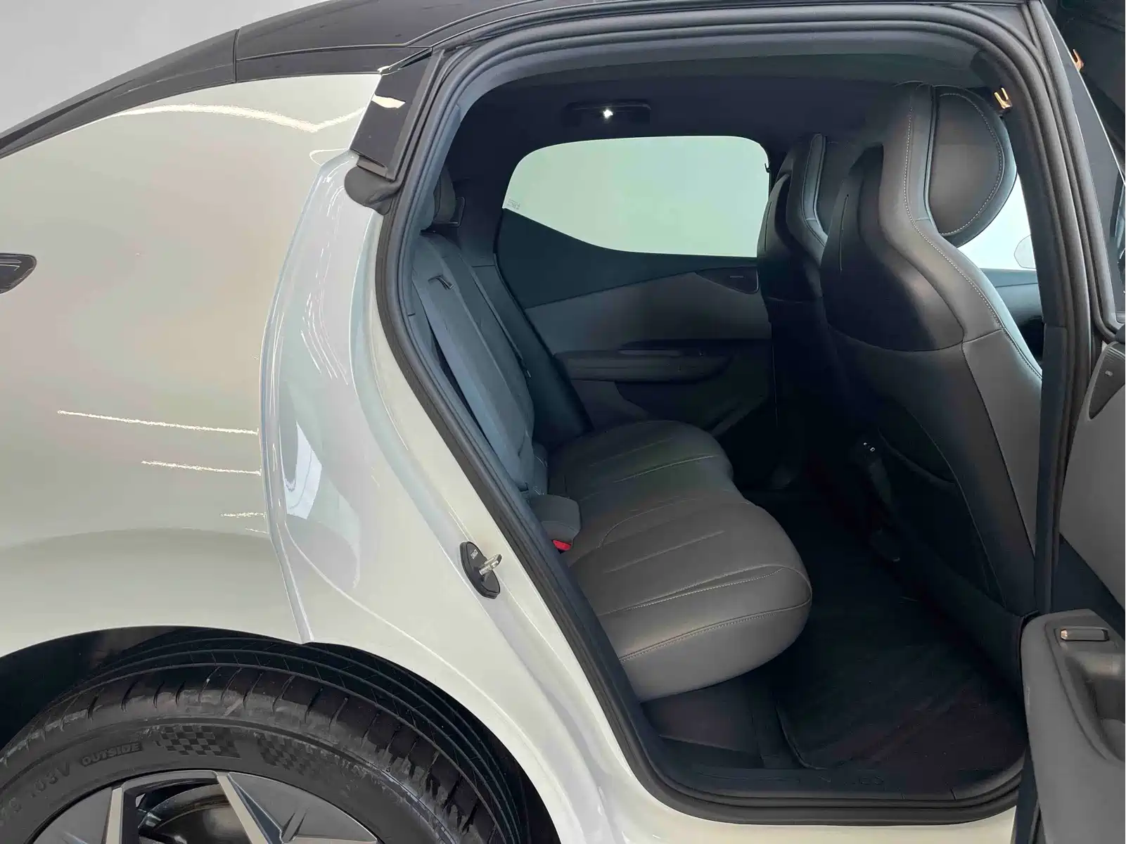 Lynk & Co Z20 2025 530km RWD Pro — фото 11