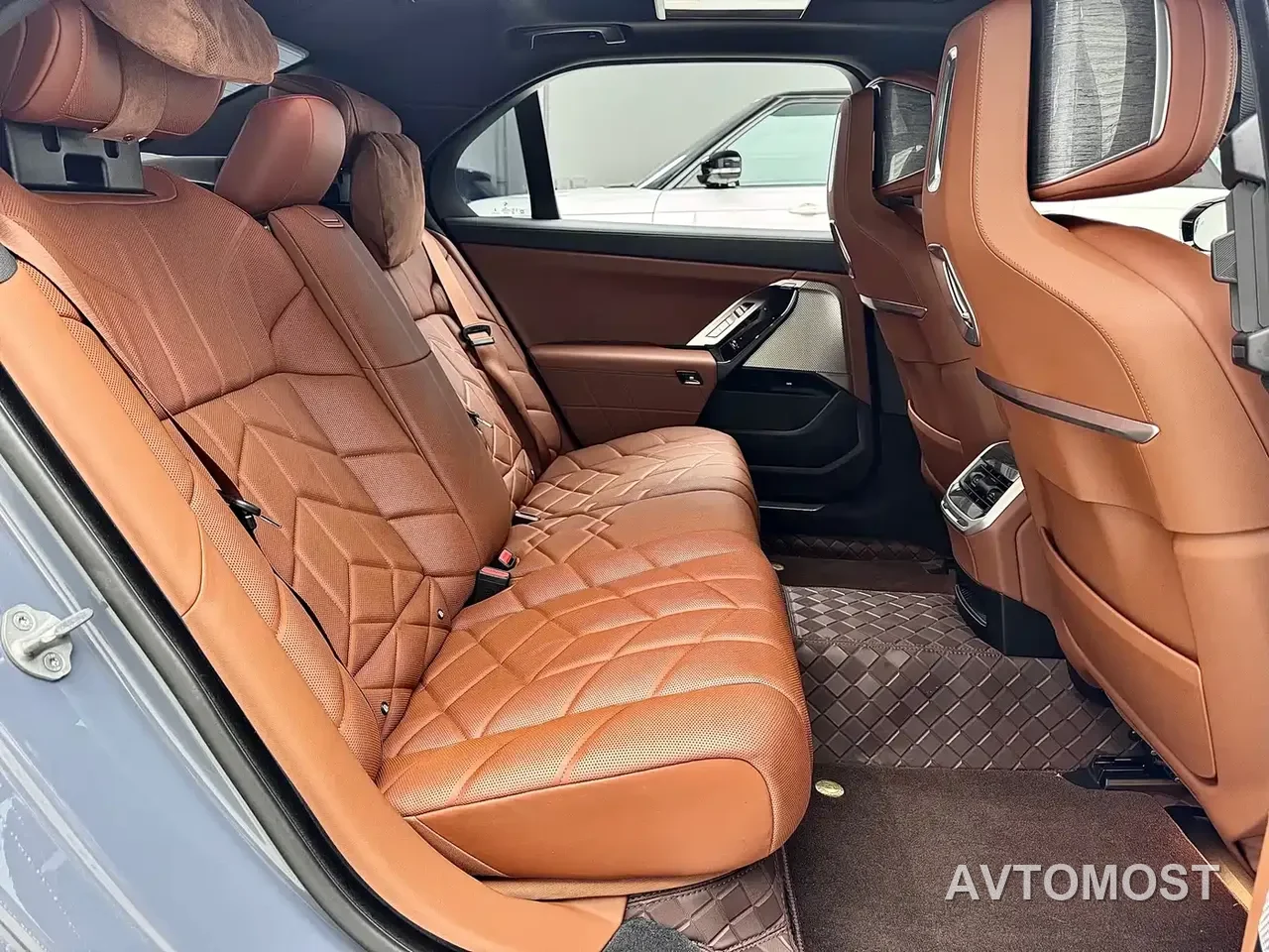 BMW i7 2023 eDrive50L Premium Luxury Package — фото 12