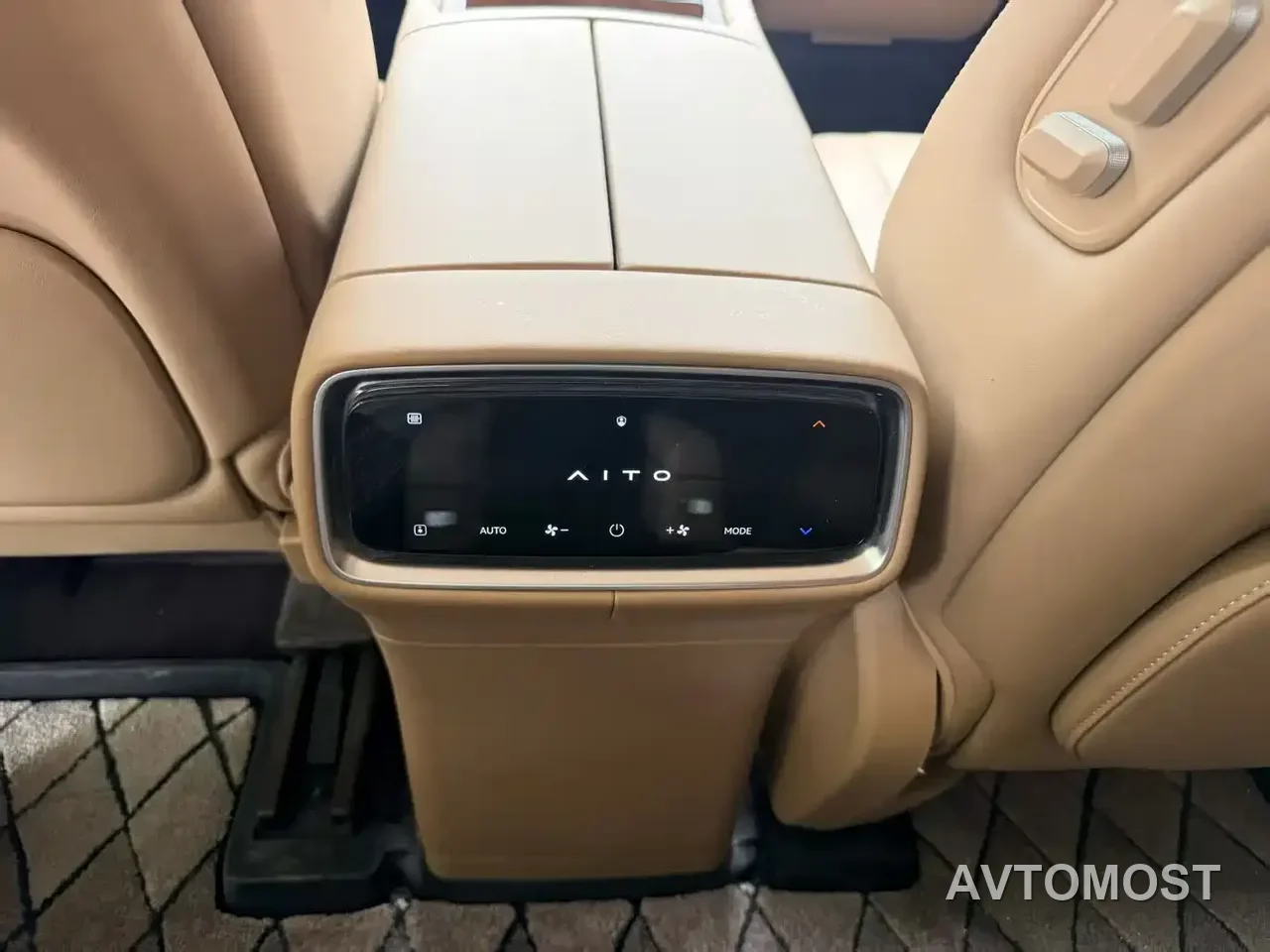 AITO M9 2024 Range Extender Max Edition 42kWh 6-seater — фото 13