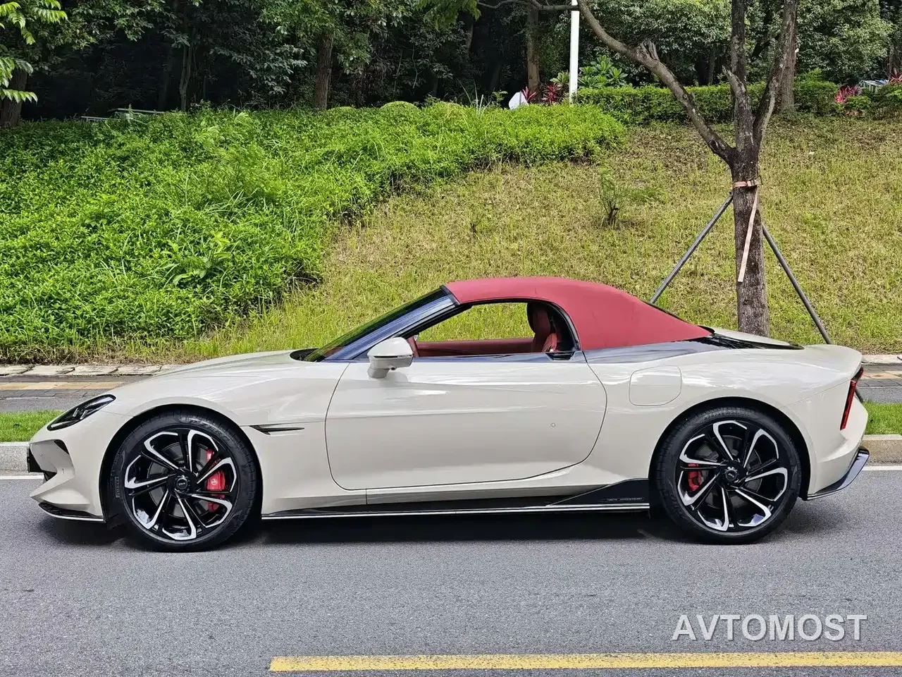 MG Cyberster 2024 520km Legend AWD Red Canopy Edition — фото 4