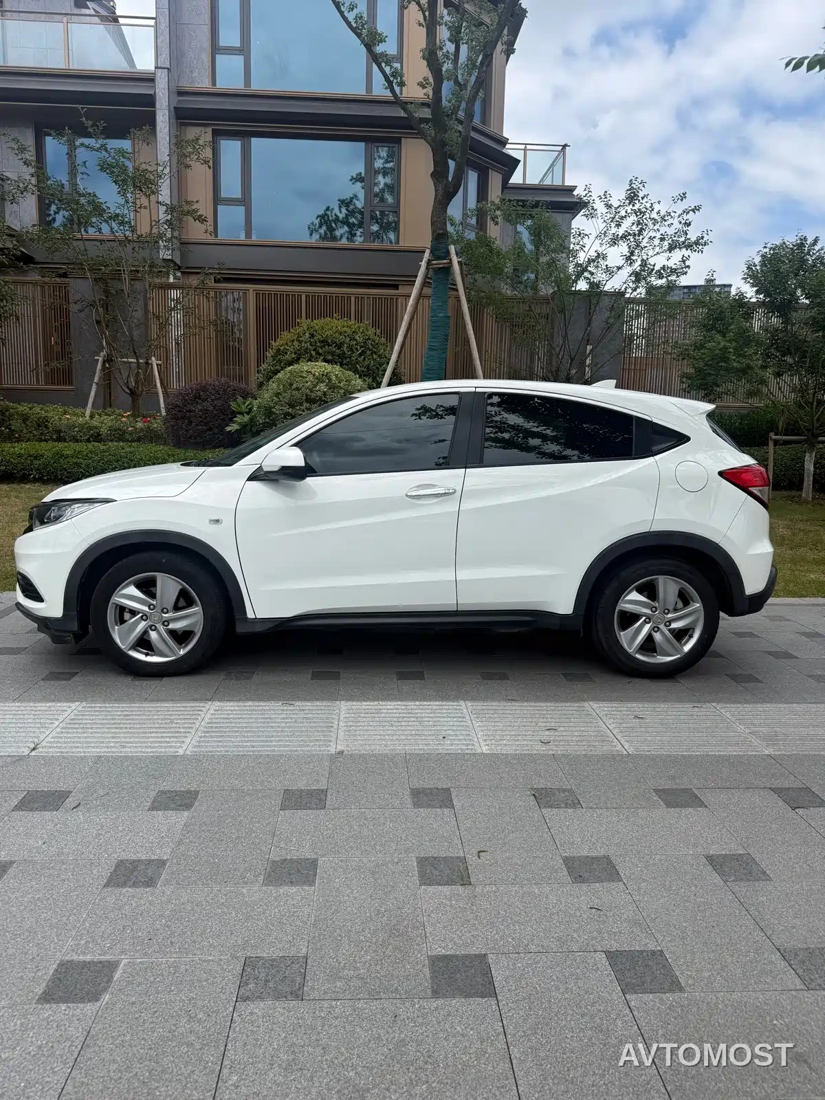 Honda Vezel 2020 220 TURBO CVT Elite — фото 3