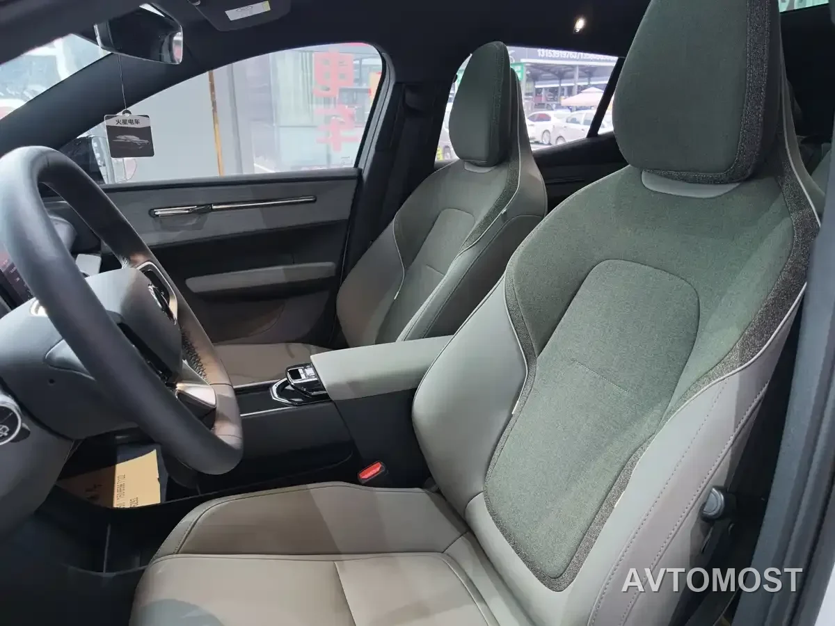 Volvo EX30 2025 RWD Long Range Plus — фото 9