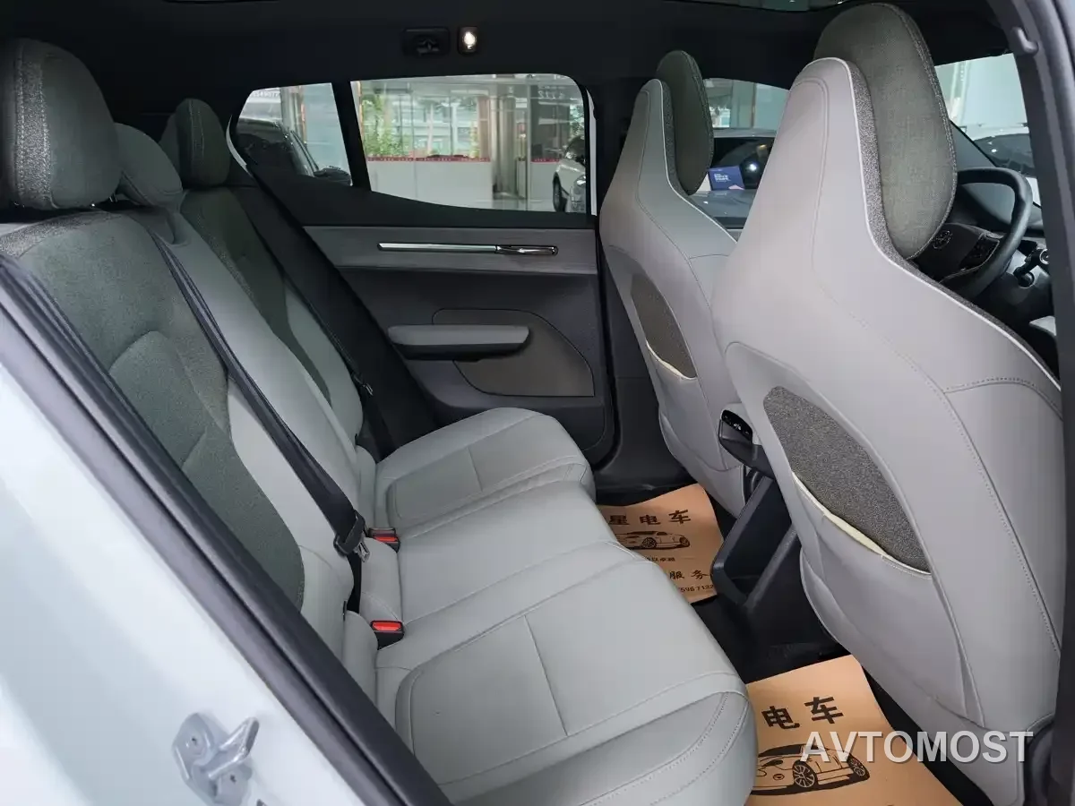 Volvo EX30 2025 RWD Long Range Plus — фото 10