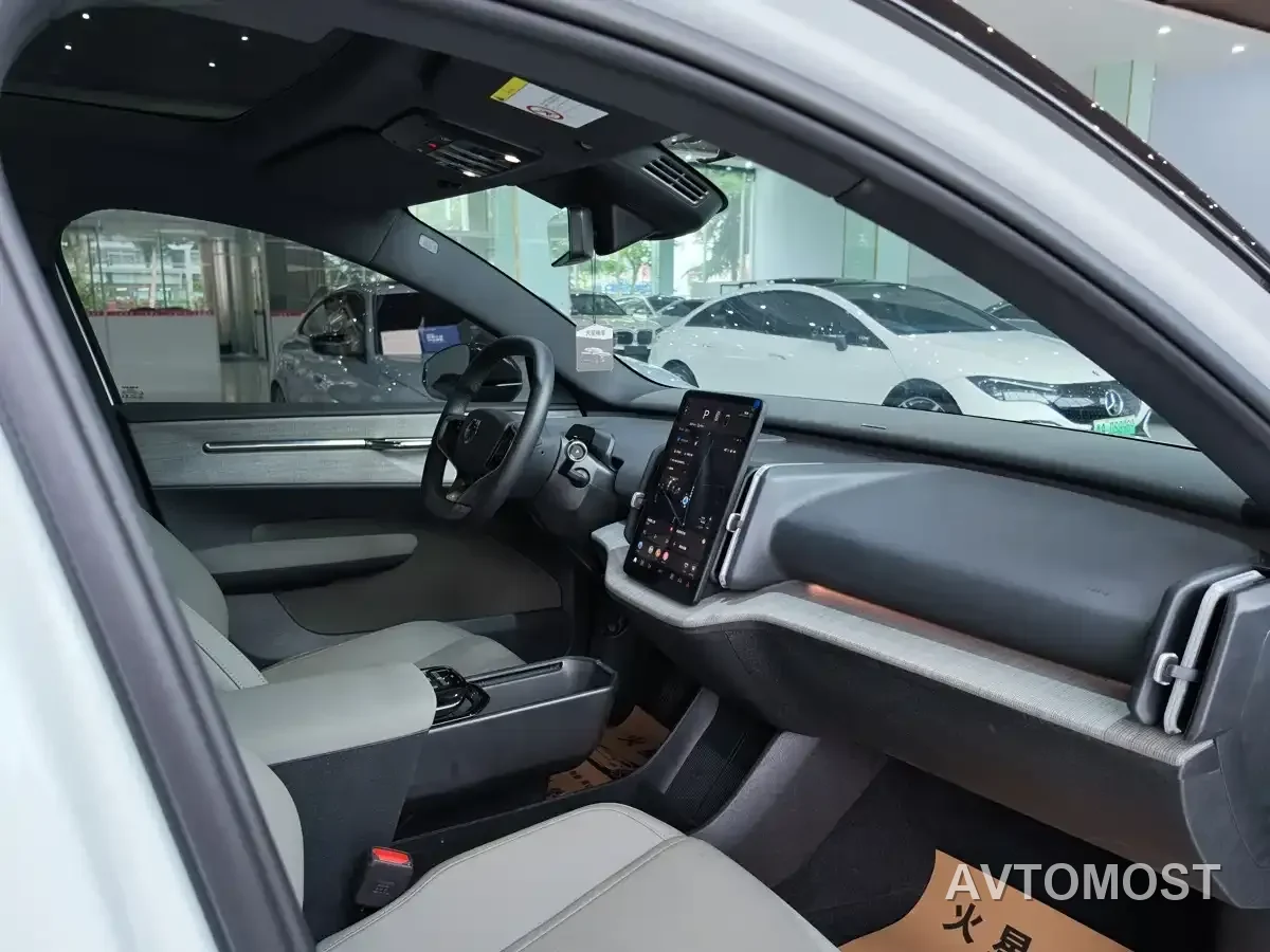 Volvo EX30 2025 RWD Long Range Plus — фото 11