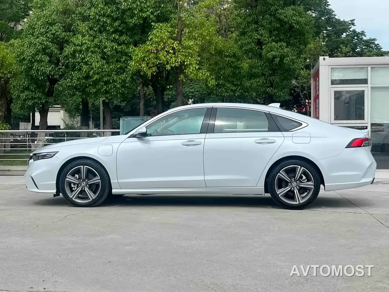 Honda Inspire Hybrid 2023 e:PHEV Premium Edition — фото 3