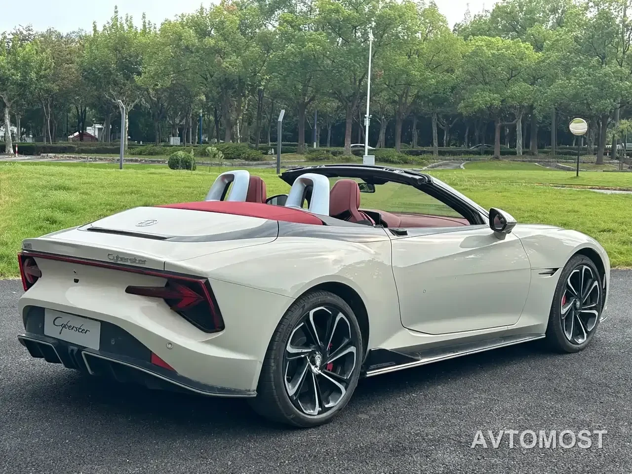 MG Cyberster 2024 520km Legend AWD Red Canopy Edition — фото 4