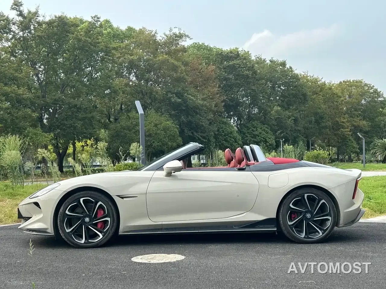 MG Cyberster 2024 520km Legend AWD Red Canopy Edition — фото 2