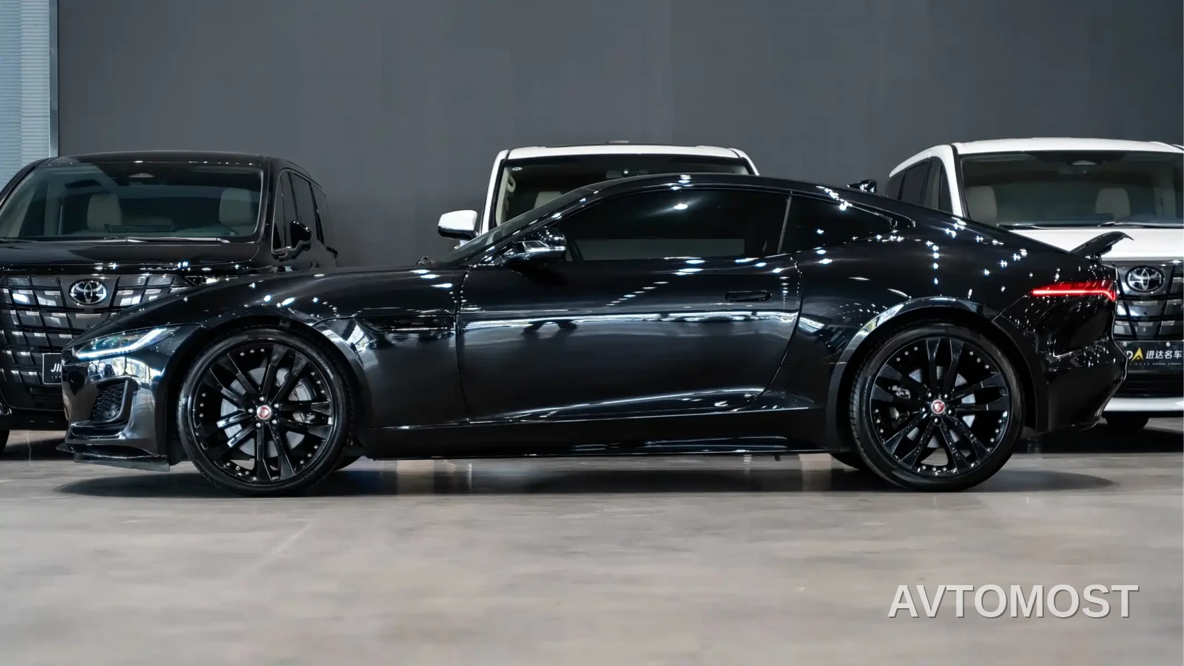 Jaguar F-TYPE 2022 P300 Hardtop R-DYNAMIC BLACK — фото 4