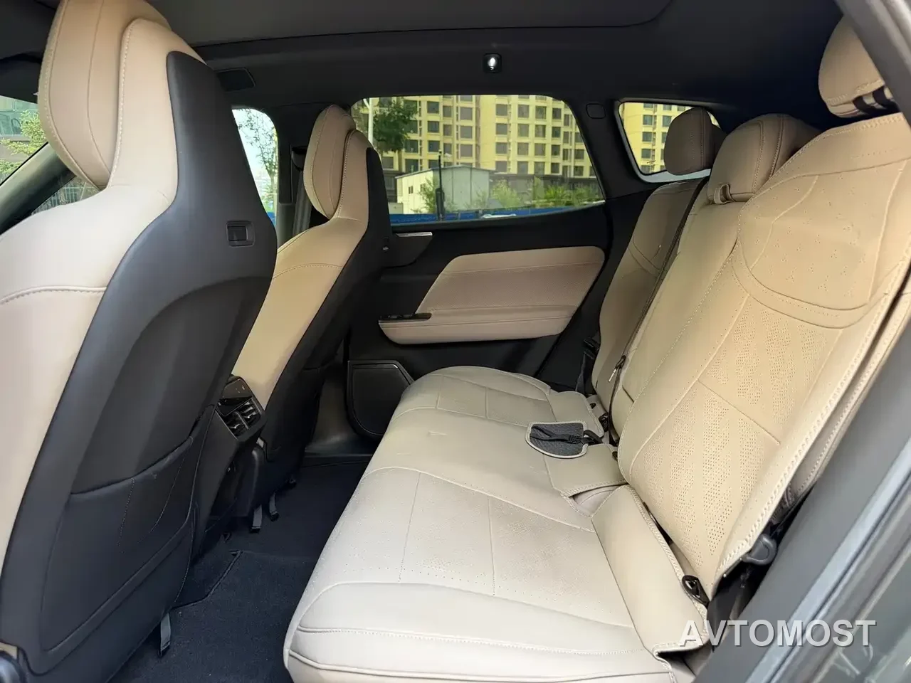 Volvo XC70 Plug-in Hybrid 2026 AWD Extended Range Core — фото 16