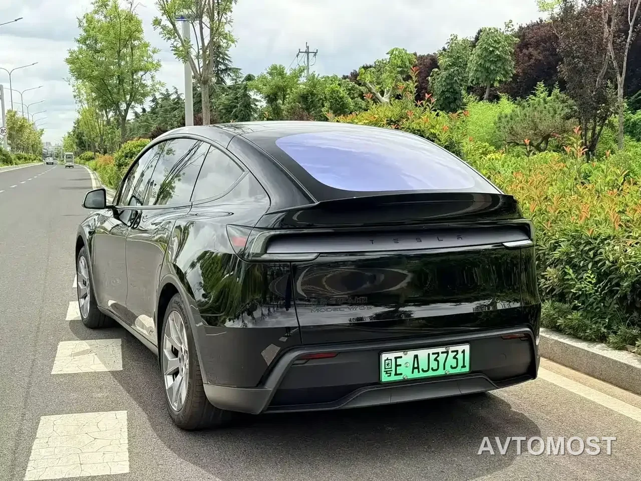 Tesla Model Y L 2025 Facelift Long Range AWD — фото 3