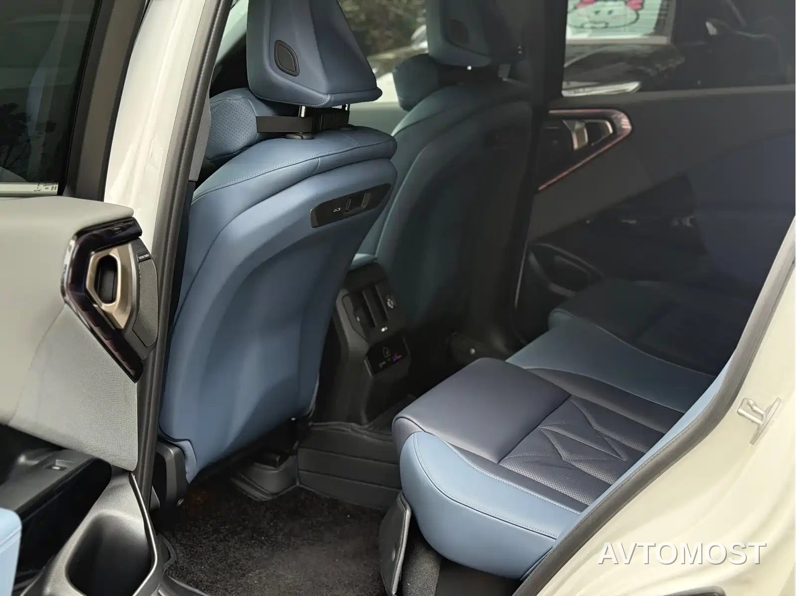 BMW X3 2025 xDrive30L Premium Model M Sport Black Package — фото 9