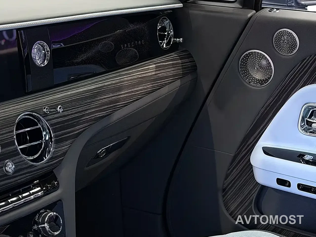 Rolls-Royce Spectre 2024 Standard Model — фото 6