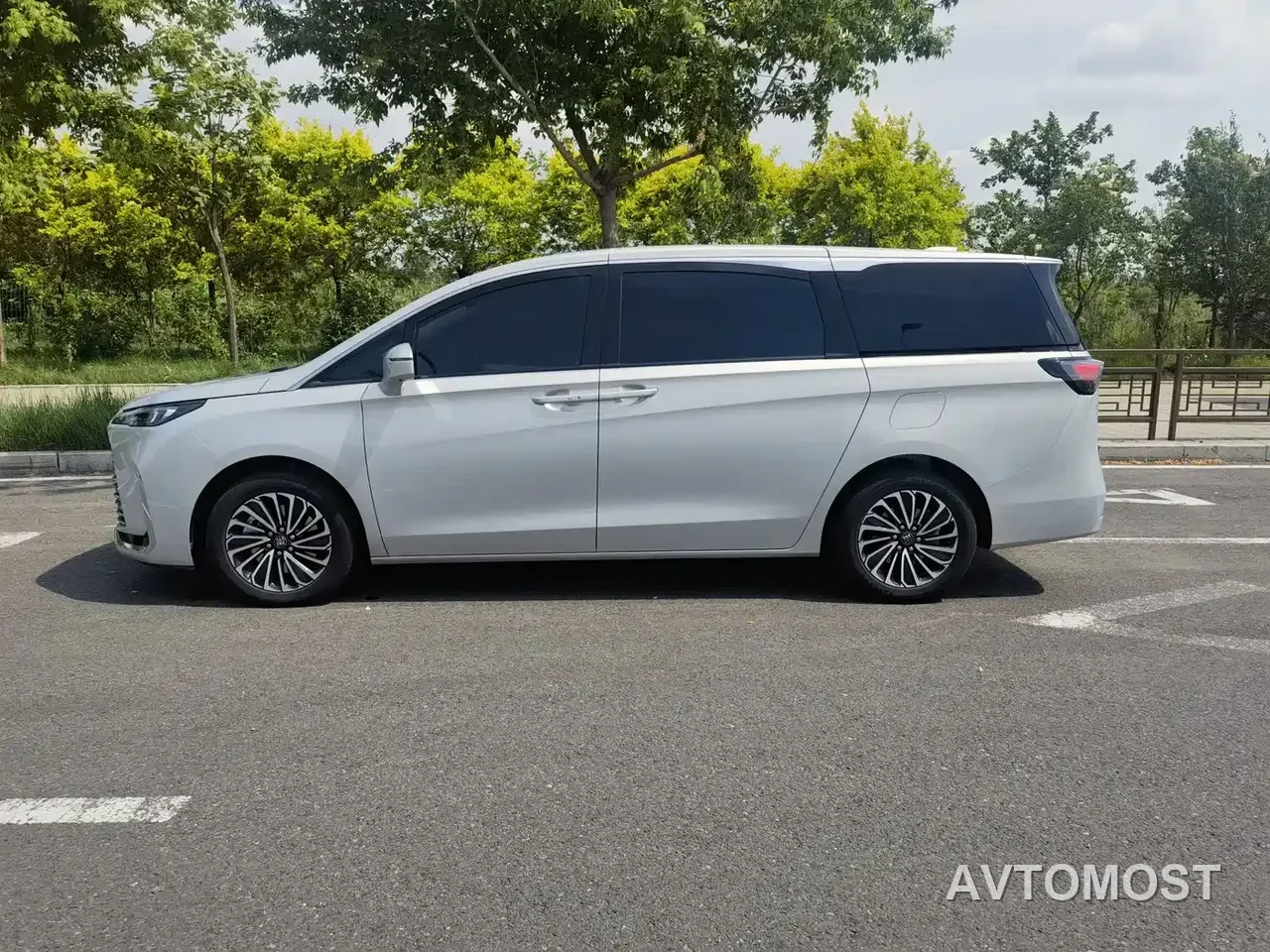 Buick GL8 New Energy 2025 Land Honor Premium Edition 7-Seater — фото 11