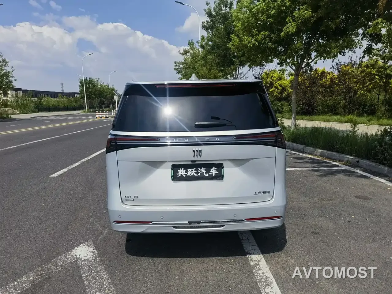 Buick GL8 New Energy 2025 Land Honor Premium Edition 7-Seater — фото 3