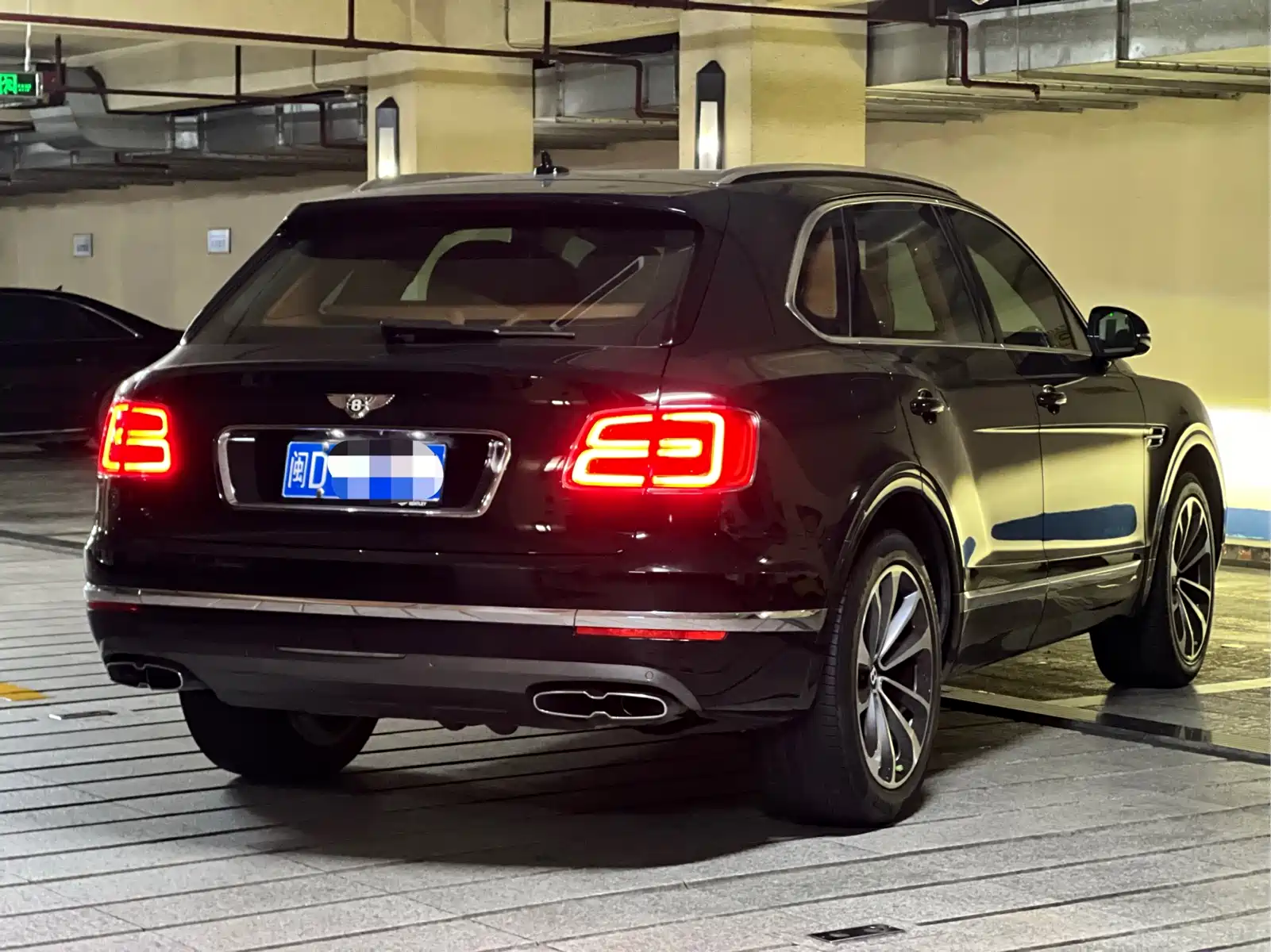 Bentley Bentayga 2022 4.0T V8 — фото 3