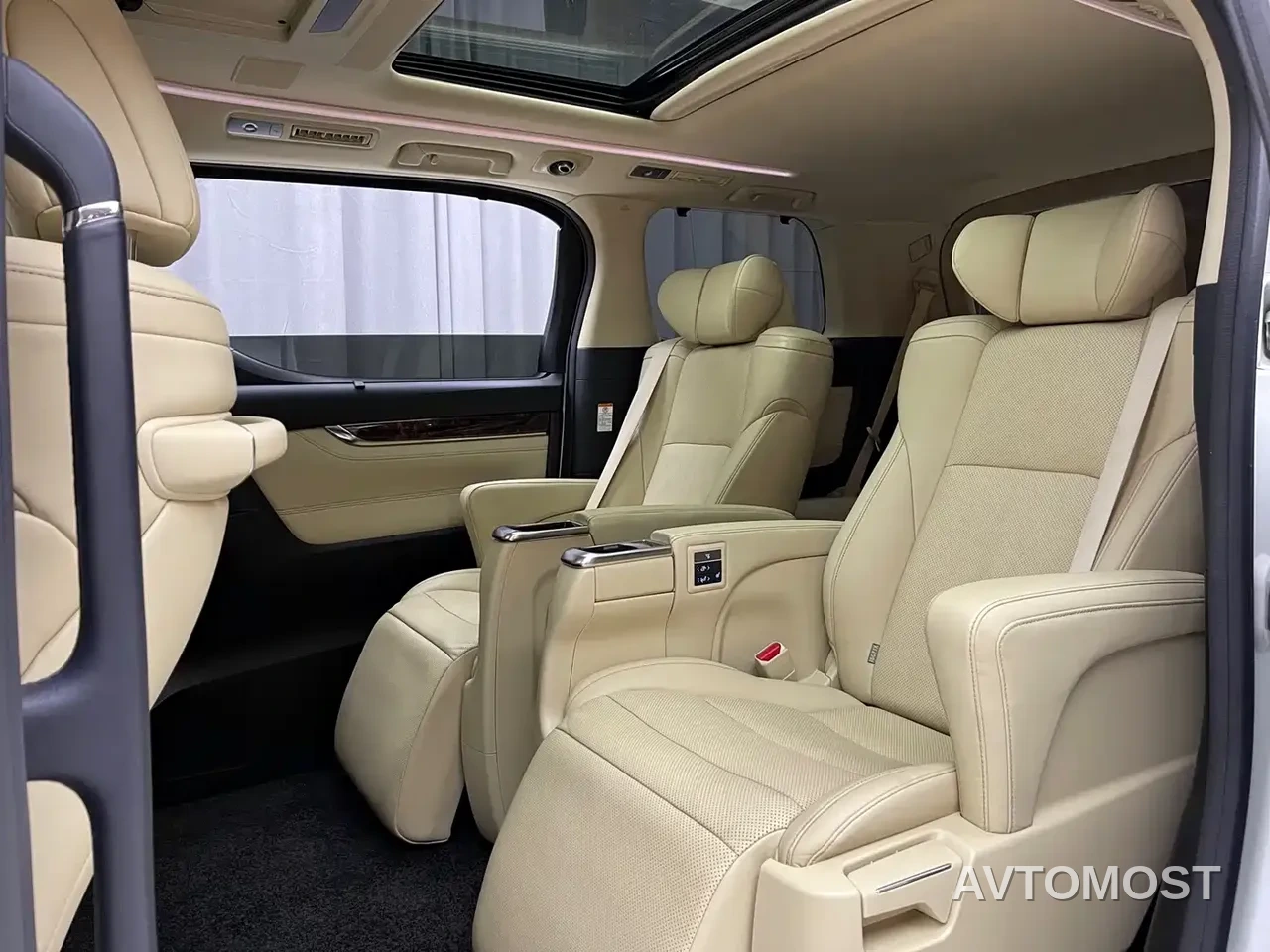 Toyota Alphard 2021 Hybrid 2.5L Luxury — фото 7