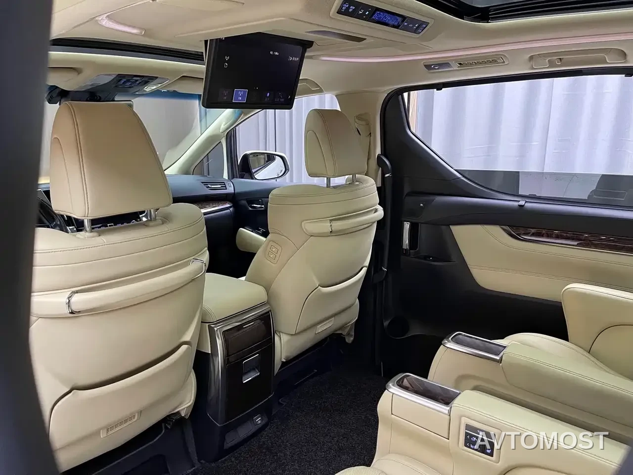 Toyota Alphard 2021 Hybrid 2.5L Luxury — фото 9