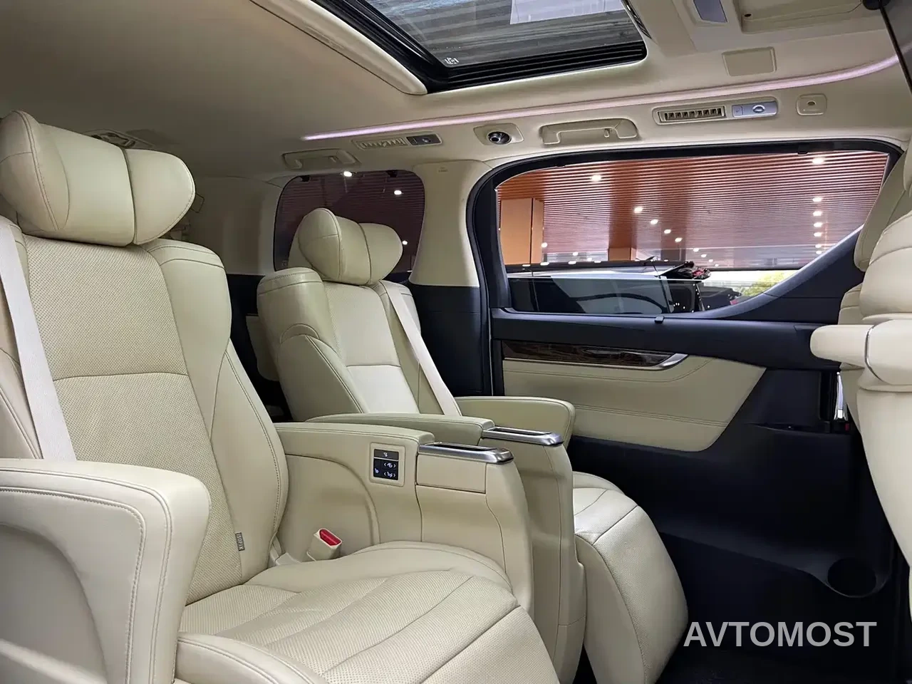 Toyota Alphard 2021 Hybrid 2.5L Luxury — фото 10