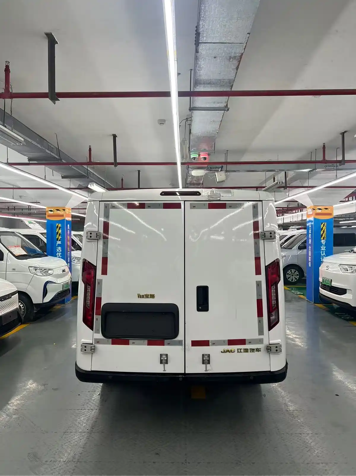 JAC Motors Van Boulevard 2024 V8 Explorer Edition CATL — фото 5