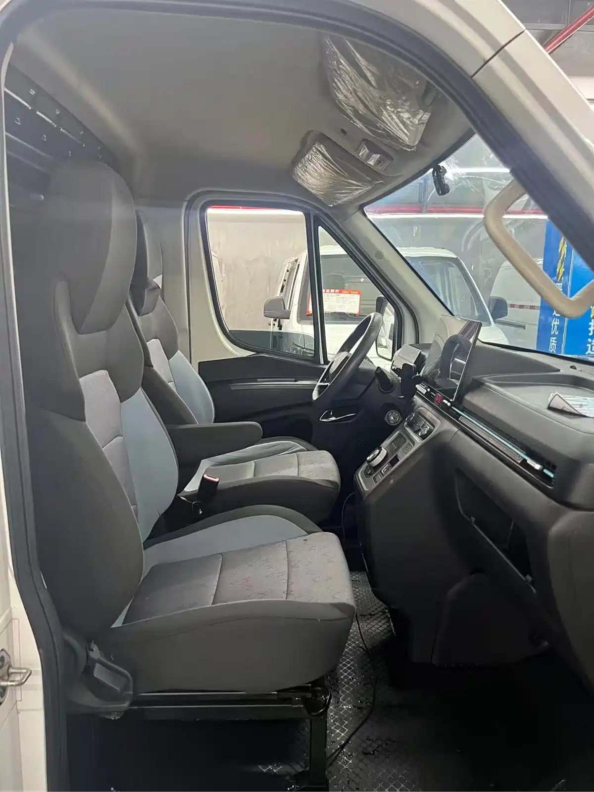 JAC Motors Van Boulevard 2024 V8 Explorer Edition CATL — фото 9