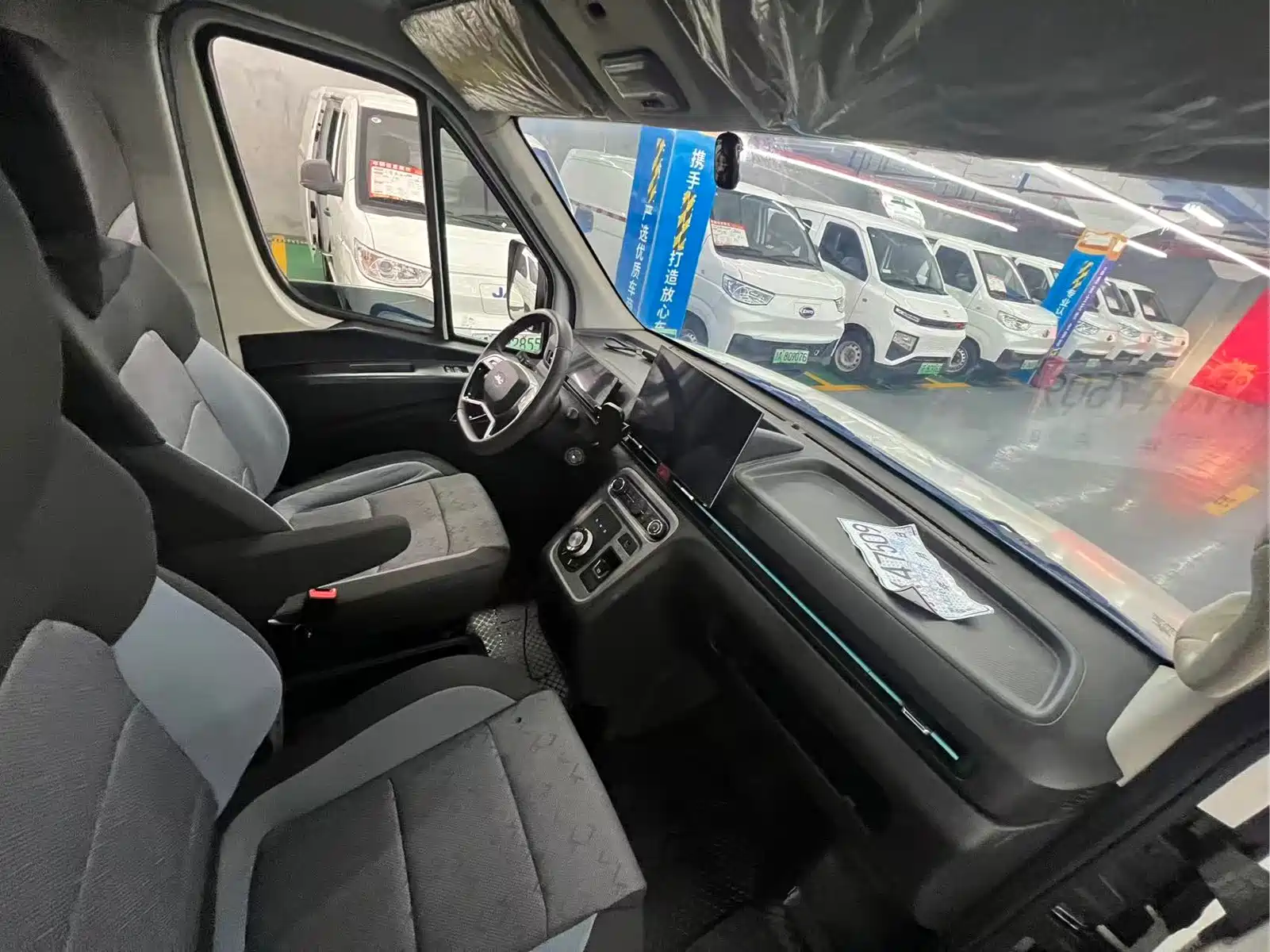 JAC Motors Van Boulevard 2024 V8 Explorer Edition CATL — фото 10