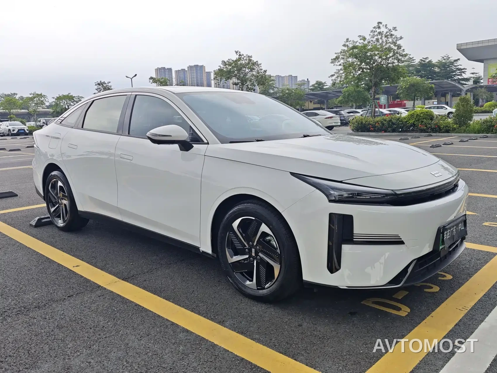 Geely Galaxy L6 2024 60km PLUS Soaring Dragon Edition — фото 2