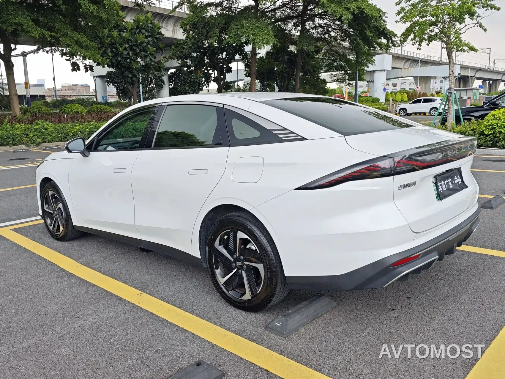 Geely Galaxy L6 2024 60km PLUS Soaring Dragon Edition — фото 15
