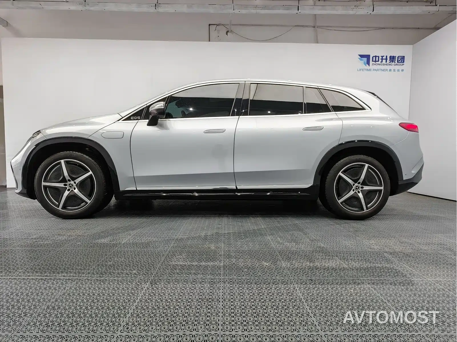 Mercedes-Benz EQS SUV 2023 450 4MATIC Pioneer Edition — фото 7