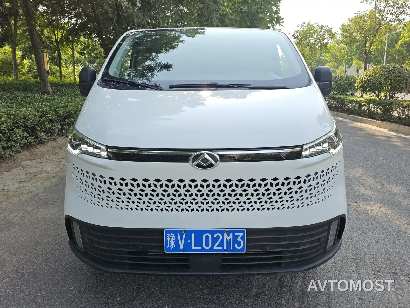 SAIC Maxus Xintu V70 2023 Model 2.0T Elite Manual Short Wheelbase Low Roof 5/6 Seats (125Ps) — фото 2