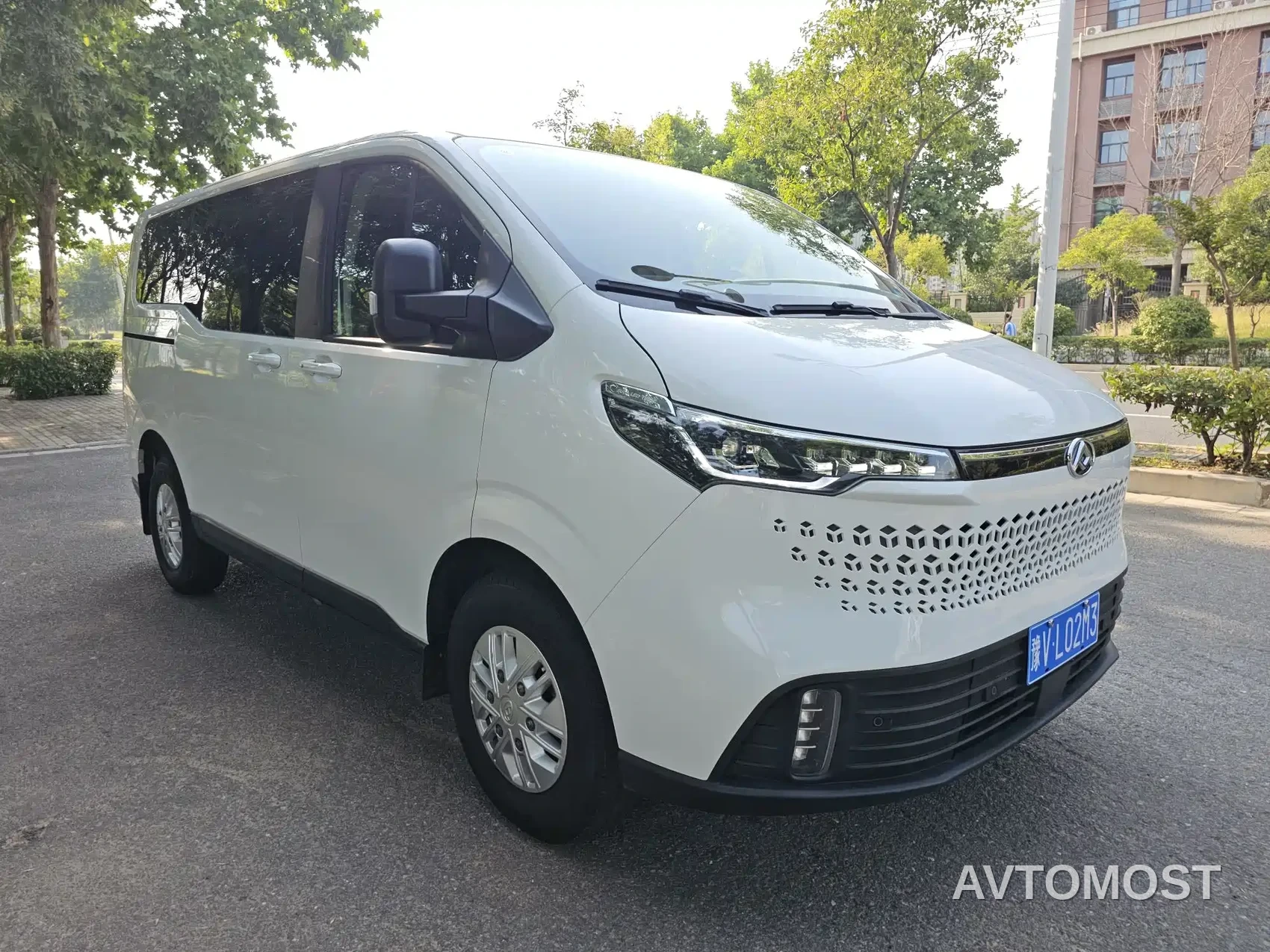 SAIC Maxus Xintu V70 2023 Model 2.0T Elite Manual Short Wheelbase Low Roof 5/6 Seats (125Ps) — фото 3