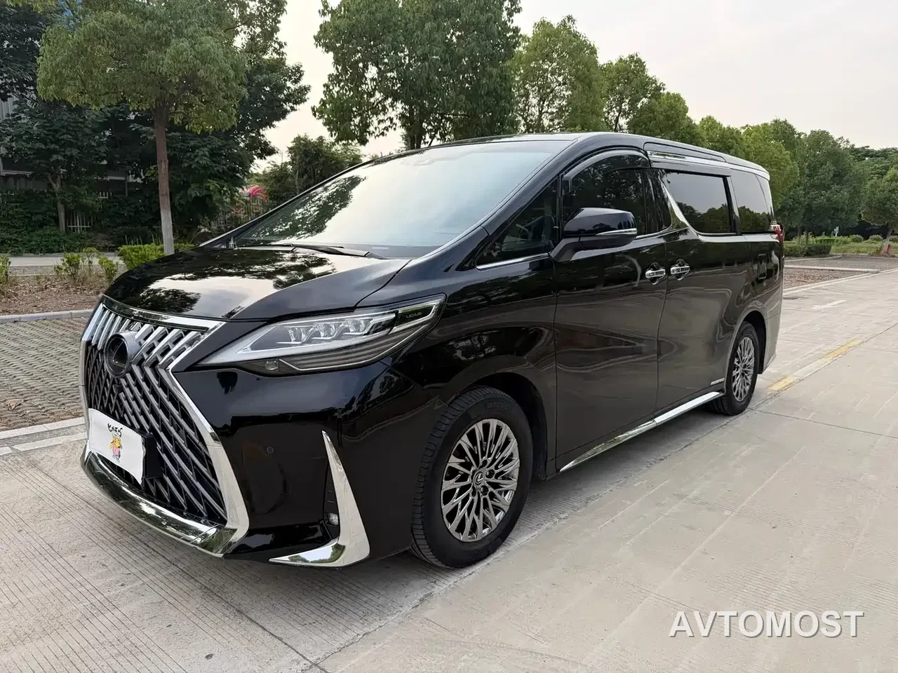 Lexus LM 2020 300h 4-Seat Imperial Edition — фото 1