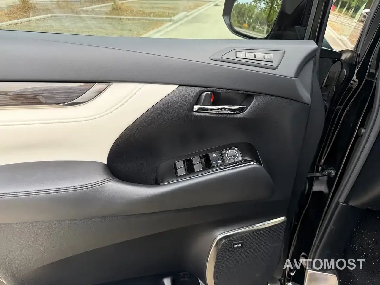 Lexus LM 2020 300h 4-Seat Imperial Edition — фото 4