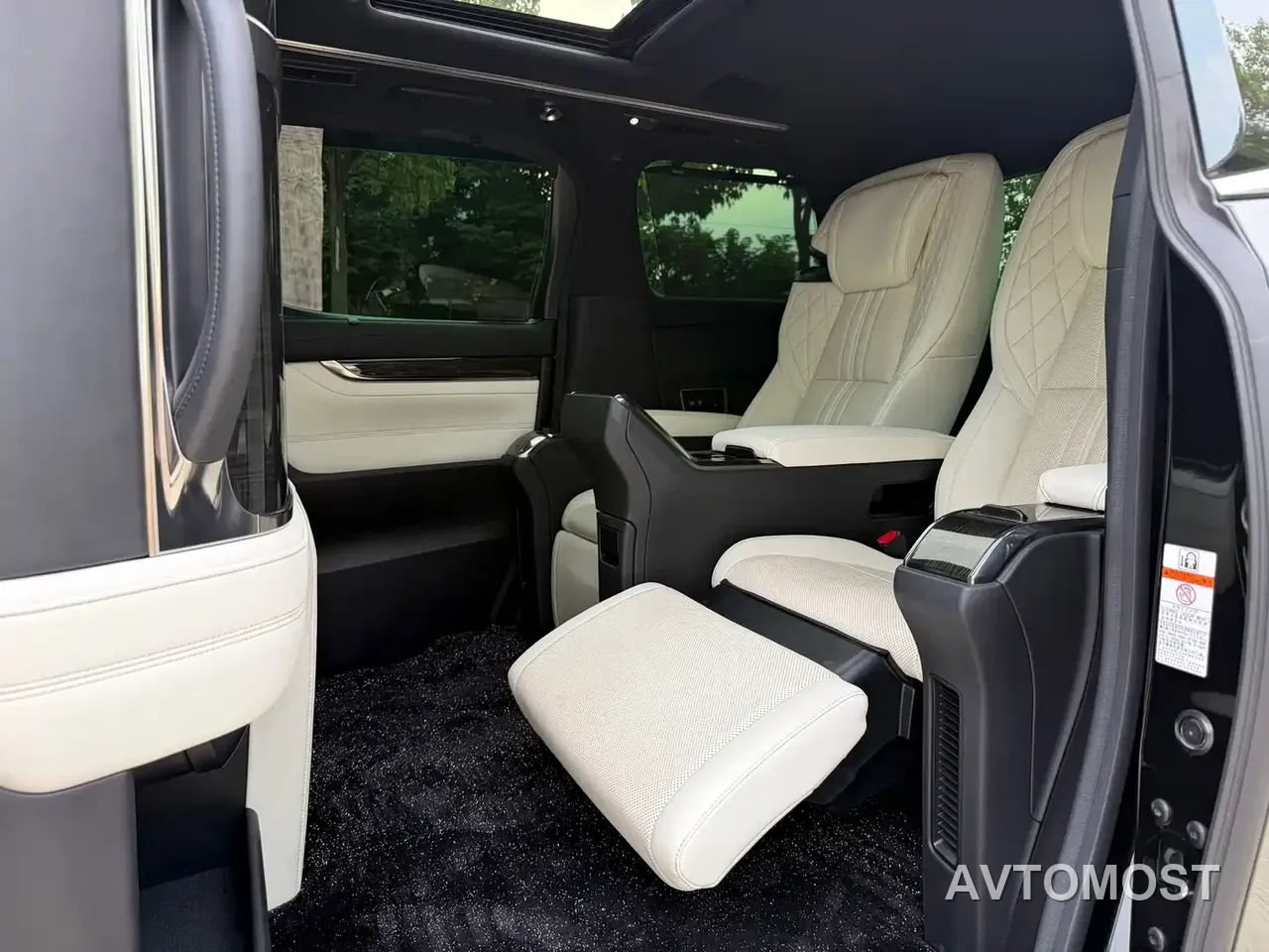Lexus LM 2020 300h 4-Seat Imperial Edition — фото 9