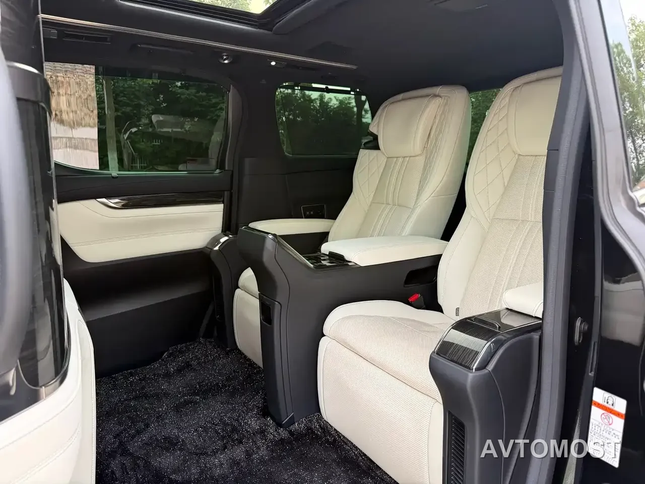 Lexus LM 2020 300h 4-Seat Imperial Edition — фото 11