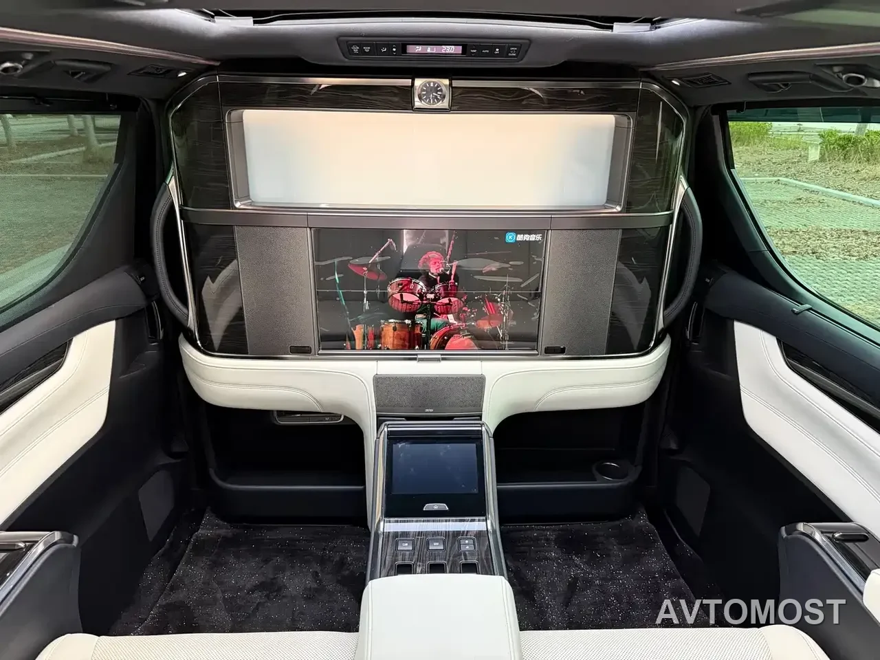 Lexus LM 2020 300h 4-Seat Imperial Edition — фото 12