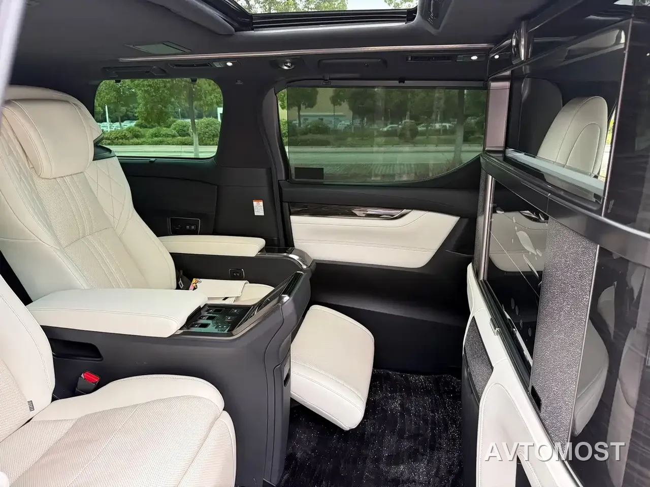 Lexus LM 2020 300h 4-Seat Imperial Edition — фото 14
