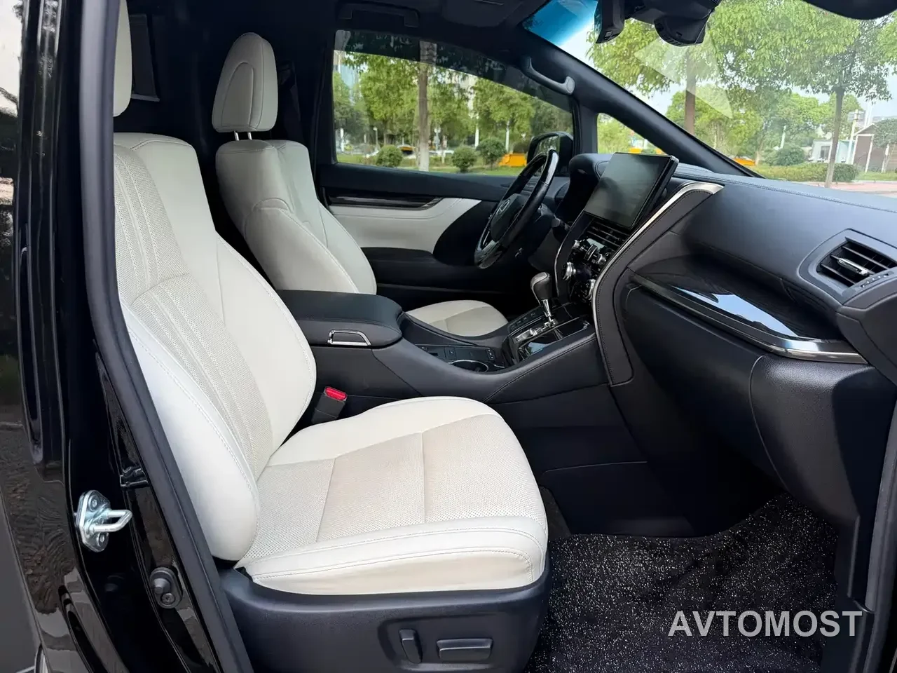 Lexus LM 2020 300h 4-Seat Imperial Edition — фото 15