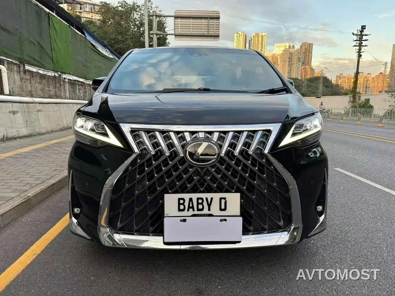 Lexus LM 2020 300h Seven-Seater Elegance Edition — фото 2