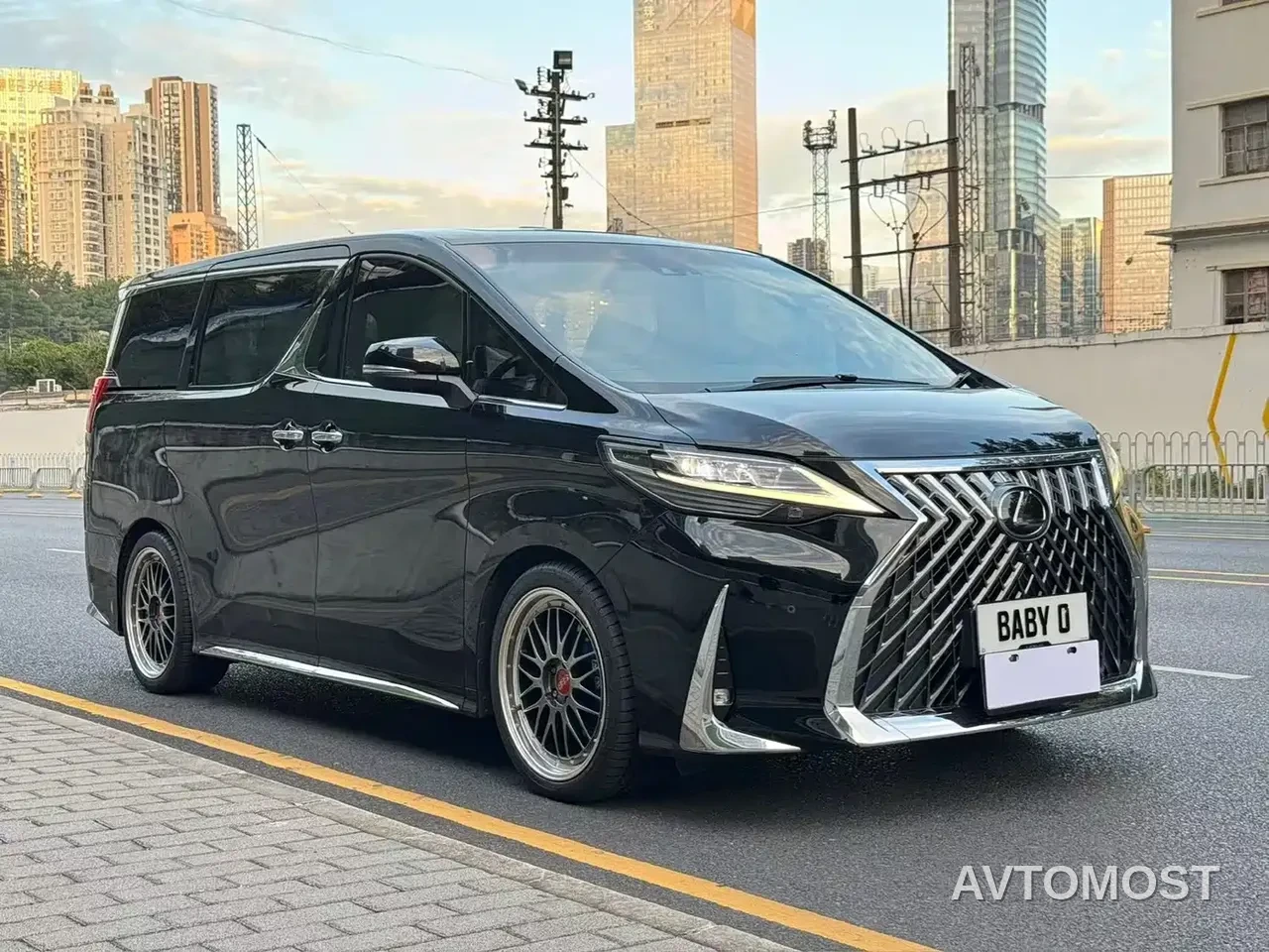 Lexus LM 2020 300h Seven-Seater Elegance Edition — фото 3