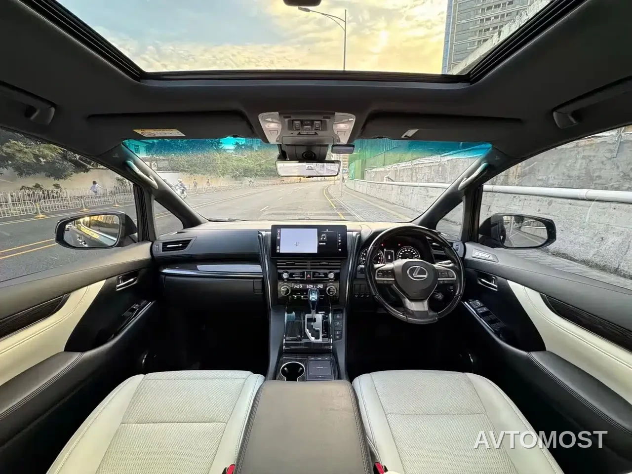 Lexus LM 2020 300h Seven-Seater Elegance Edition — фото 8
