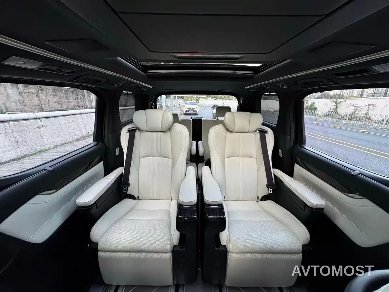 Lexus LM 2020 300h Seven-Seater Elegance Edition — фото 9
