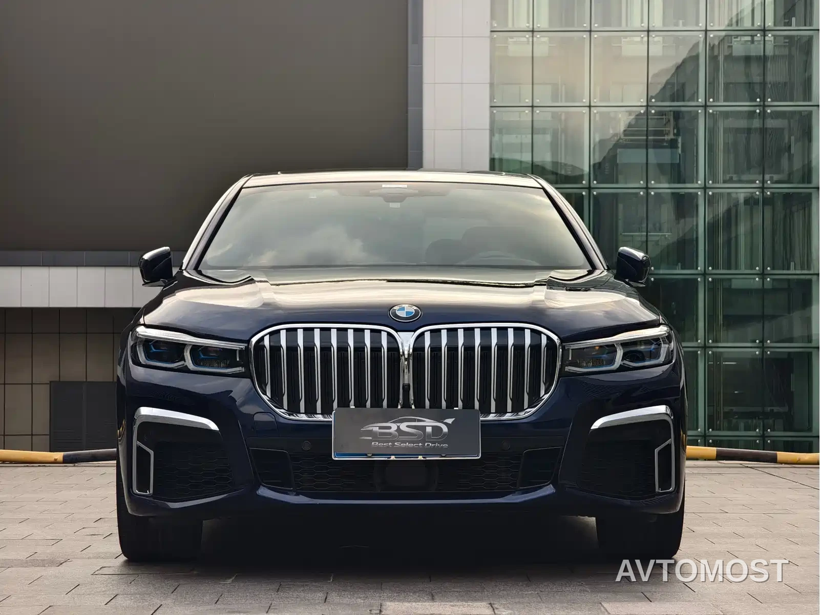 BMW 7 Series 2021 Model 740Li xDrive Executive M Sport Package — фото 1